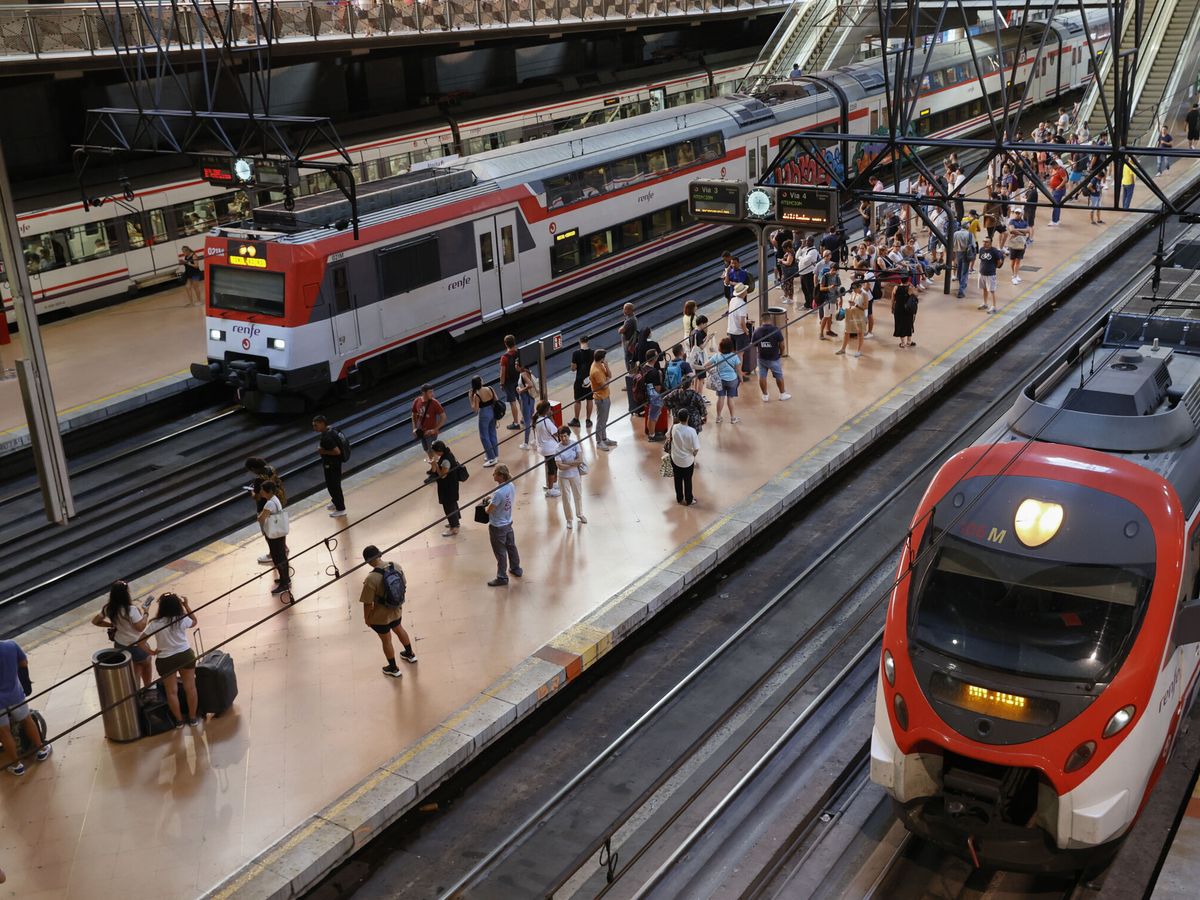 Foto: Varios trenes de Cercanías en la estación de Atocha. (EFE/Sebastián Mariscal)