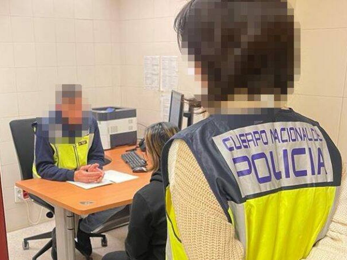 Foto: Una de las detenidas, en dependencias policiales tras el crimen de Nochevieja en Logroño. (Cedida)