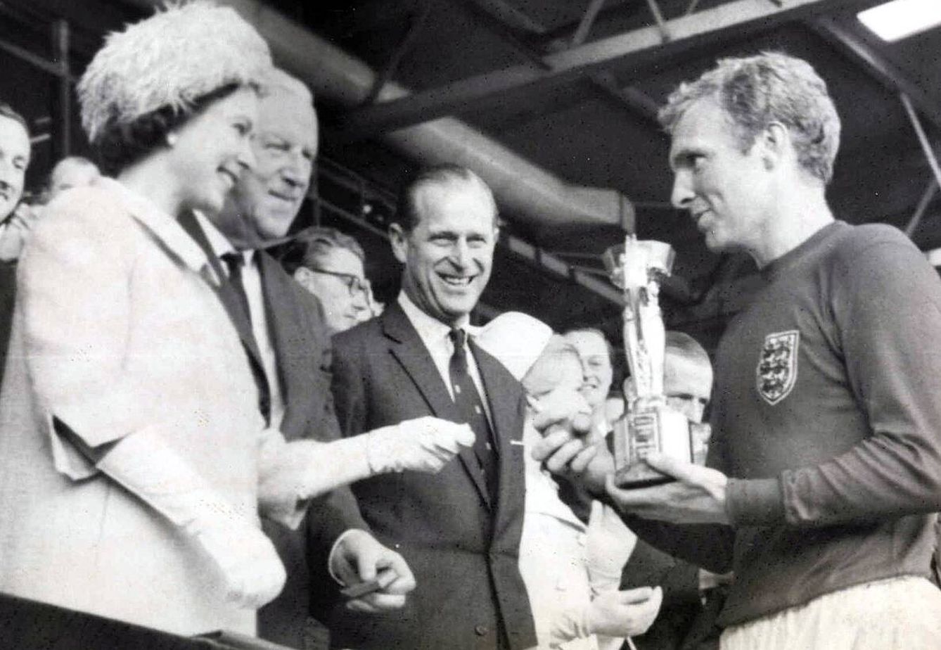 Bobby Moore recoge la Copa del Mundo a manos de la reina Isabel II. (Daily Herald)