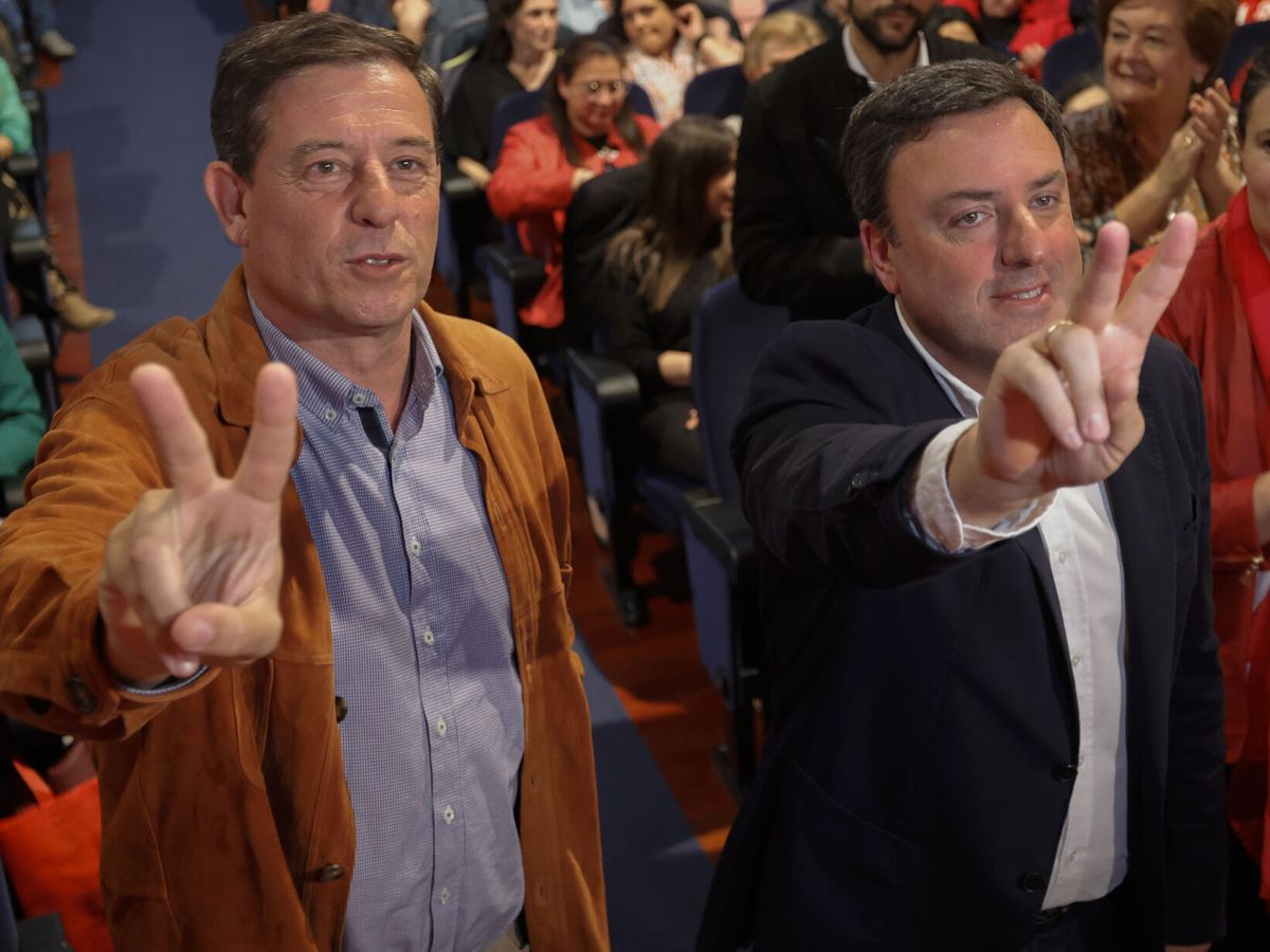 Foto: Ramón Besteiro y Valentín Formoso, en un acto del PSOE en AS Pontes en mayo. (EFE/Kiko Delgado)