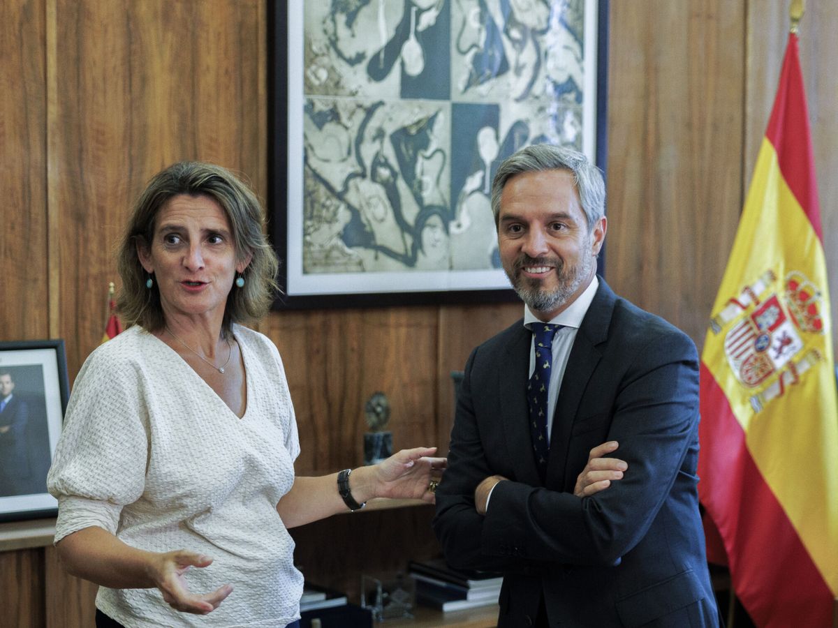 Foto: Teresa Ribera y Juan Bravo. (EFE/Sergio Pérez)
