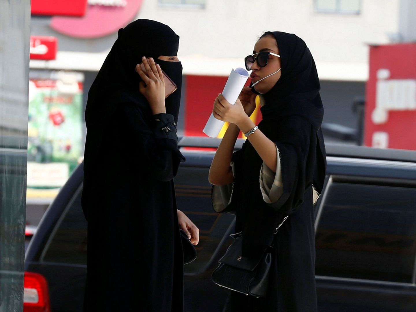 Mujeres saudíes hablan por teléfono en Riad, el 27 de septiembre de 2017. (Reuters)