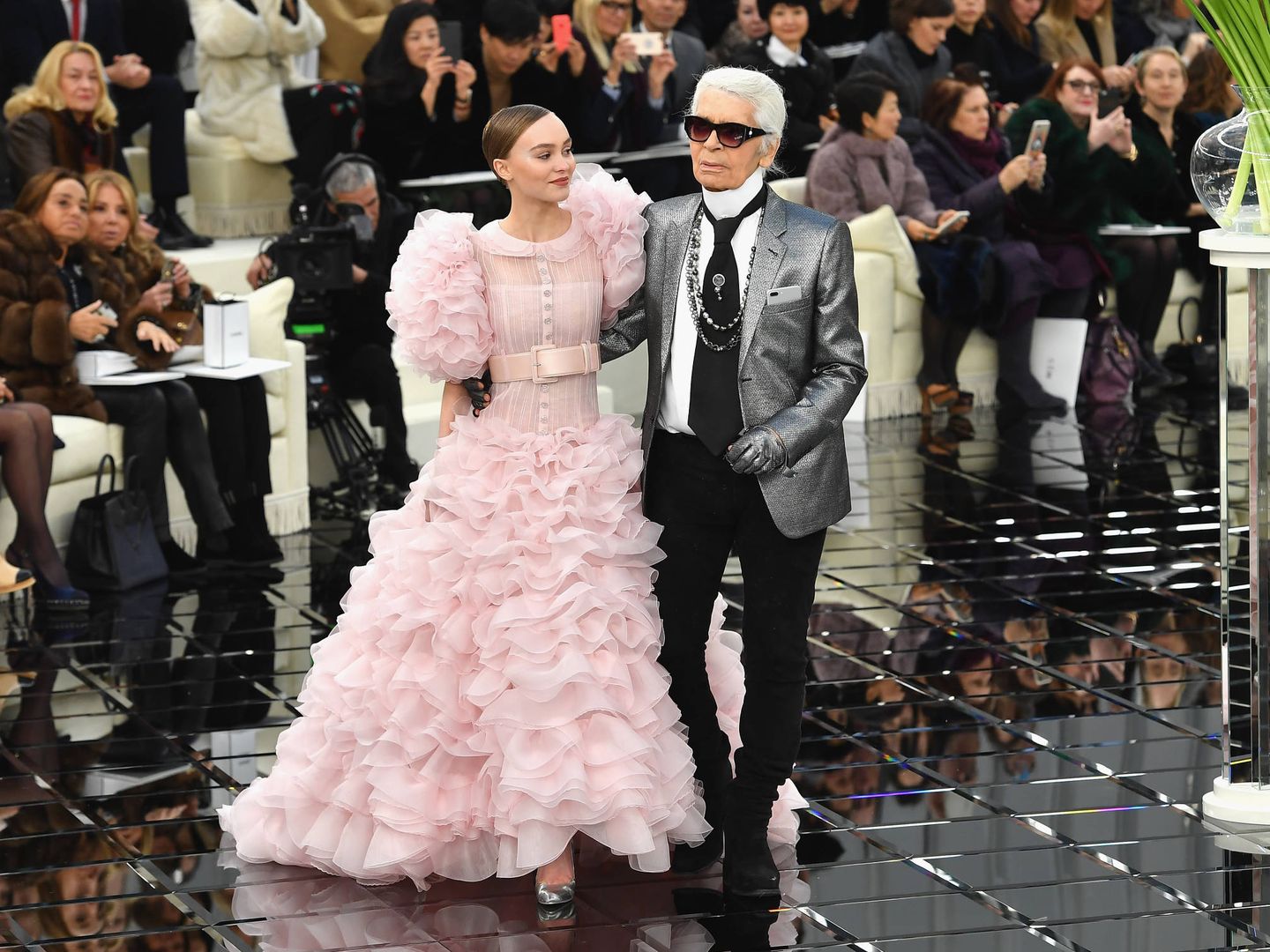 Lily-Rose Depp y Karl Lagerfeld, durante el desfile de alta costura de Chanel en 2017. (Getty)