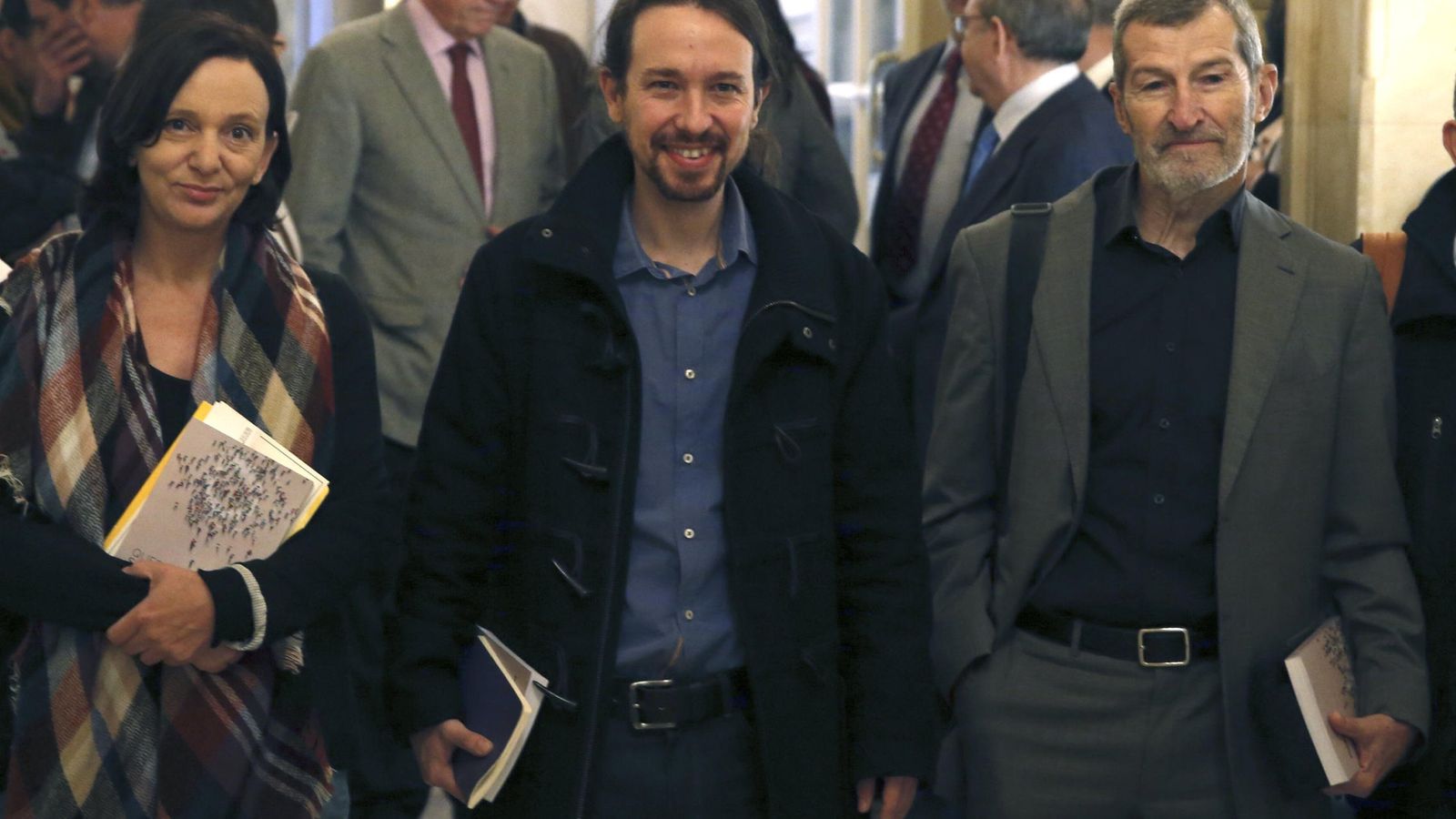 Foto: El lider de Podemos, Pablo Iglesias, el ex JEMAD Julio Rodríguez, y Carolina Bescansa. (EFE)