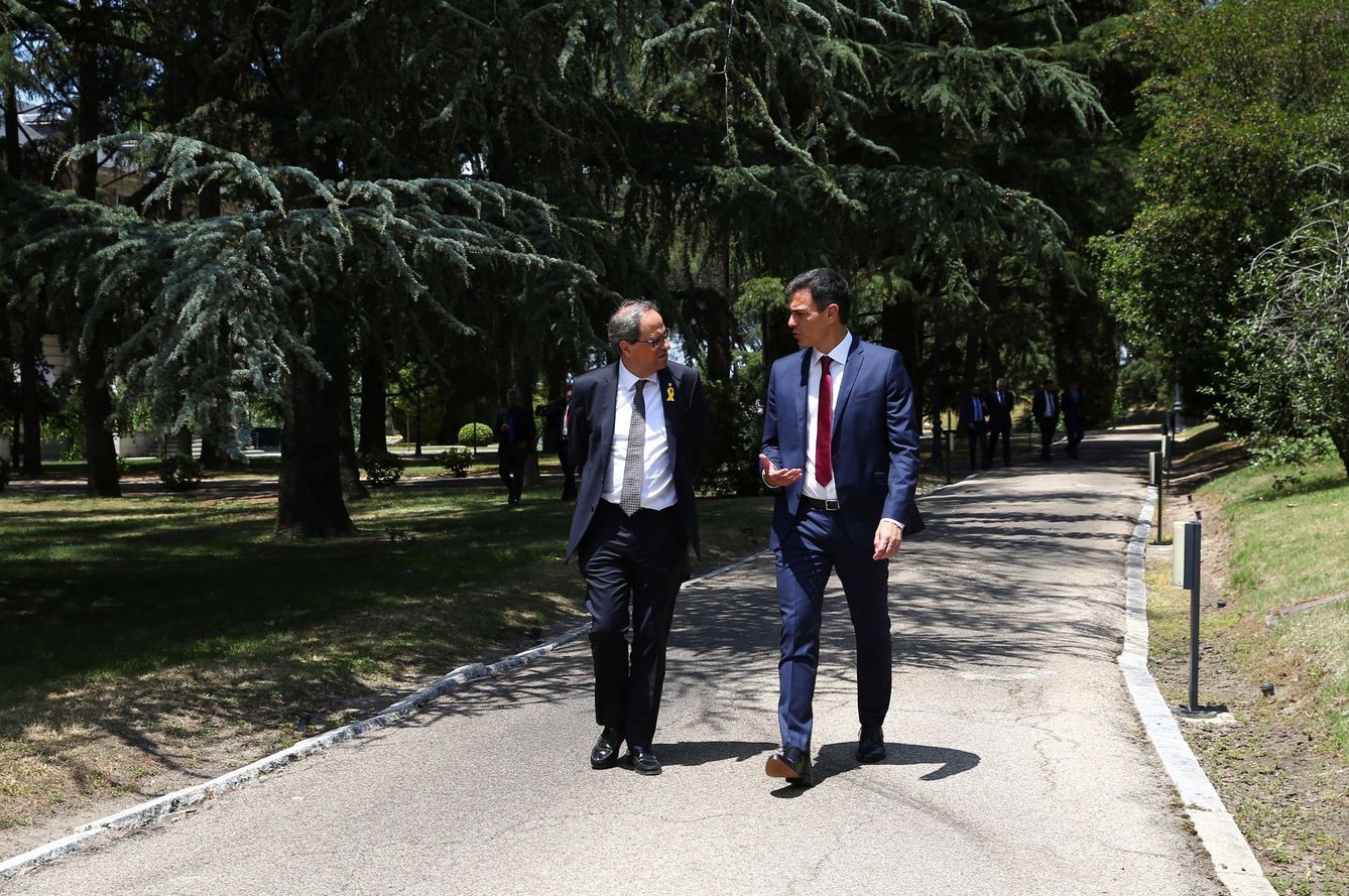 Pedro Sánchez y Quim Torra pasean por los jardines de la Moncloa. (EFE)