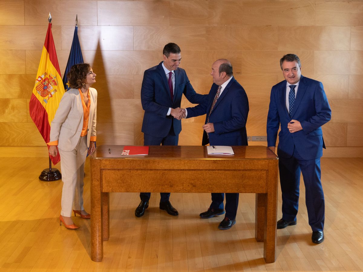 Foto: Pedro Sánchez y Andoni Ortuzar se saludan en presencia de María Jesús Montero y Aitor Esteban. (Europa Press/Eduardo Parra)