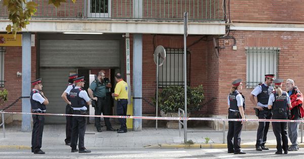 Foto: Los Mossos de Esquadra precintan la entrada al cuartel de la Guardia Civil en el municipio de Igualada (Barcelona). (EFE)