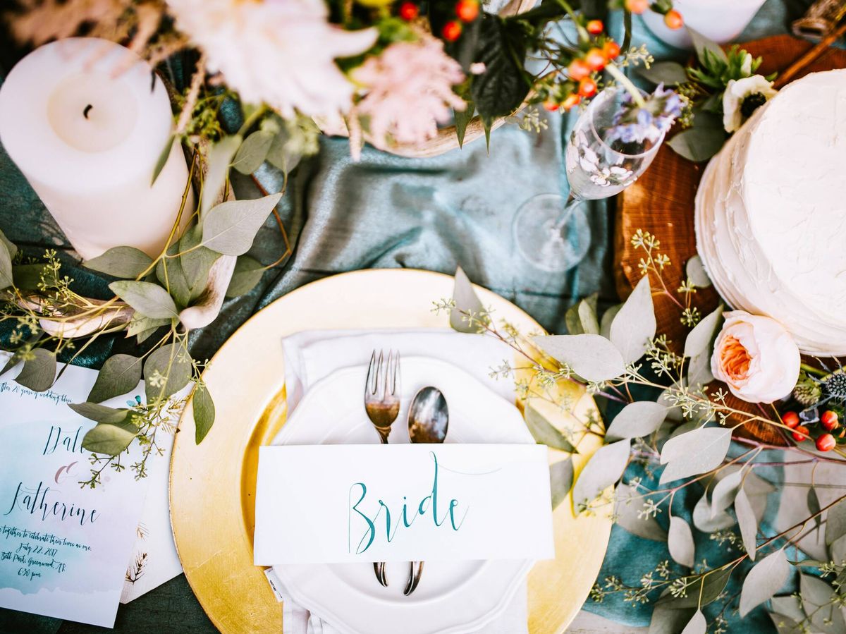 Foto: Decoración de la mesa de una boda con velas y hojas. (Fotografía de Annie Gray para Unsplash)