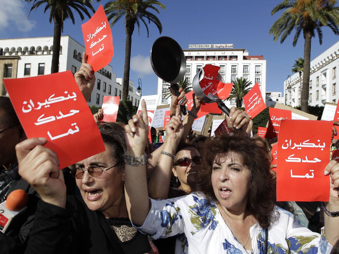 Protesta contra el primer ministro islamista, Abdelilah Benkirane, que había pedido que las mujeres 'se queden en casa', en Rabat, en junio de 2014. (Reuters)