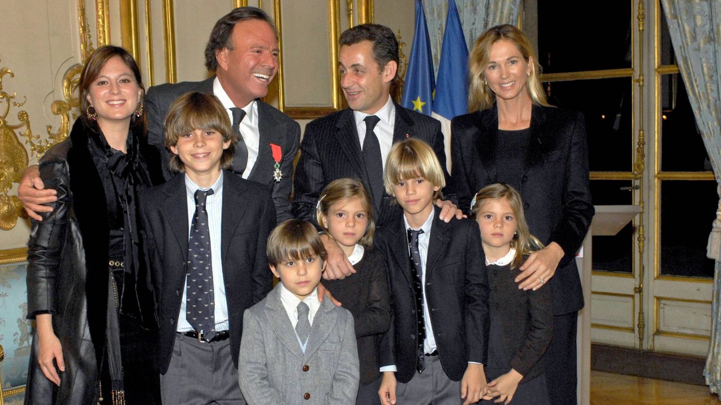 Julio Iglesias posa con su familia y con Nicolas Sarkozy, cuando recibió la Legión de Honor francesa. (CP)