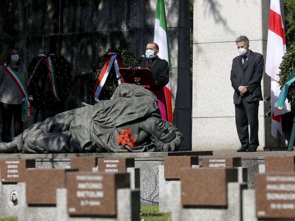 Foto: Acto conmemorativo en el cementerio de Milan. (EFE)