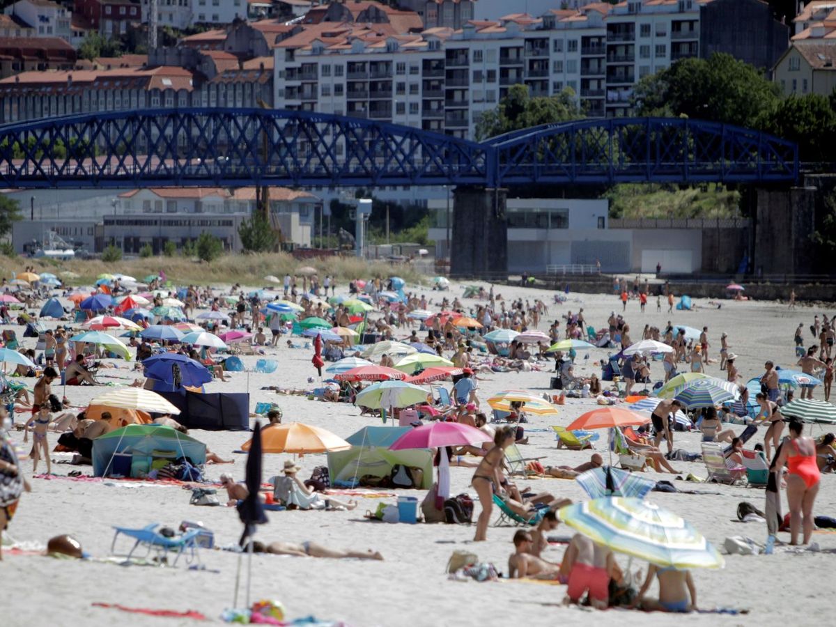 Foto: Personas en la playa de A Madalena, en Cabanas, A Coruña (EFE)