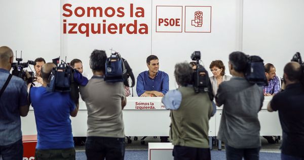 Foto: El secretario general del PSOE, Pedro Sánchez, durante la reunión de la nueva ejecutiva federal del PSOE elegida en el 39º Congreso del partido. (EFE)