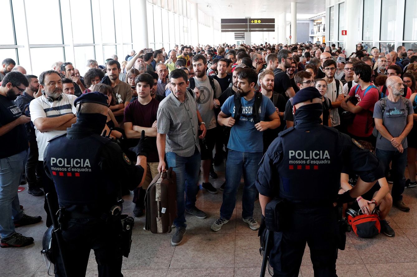 Mossos d'Esquadra flanquean el acceso a la terminal del aeropuerto de El Prat. (EFE)