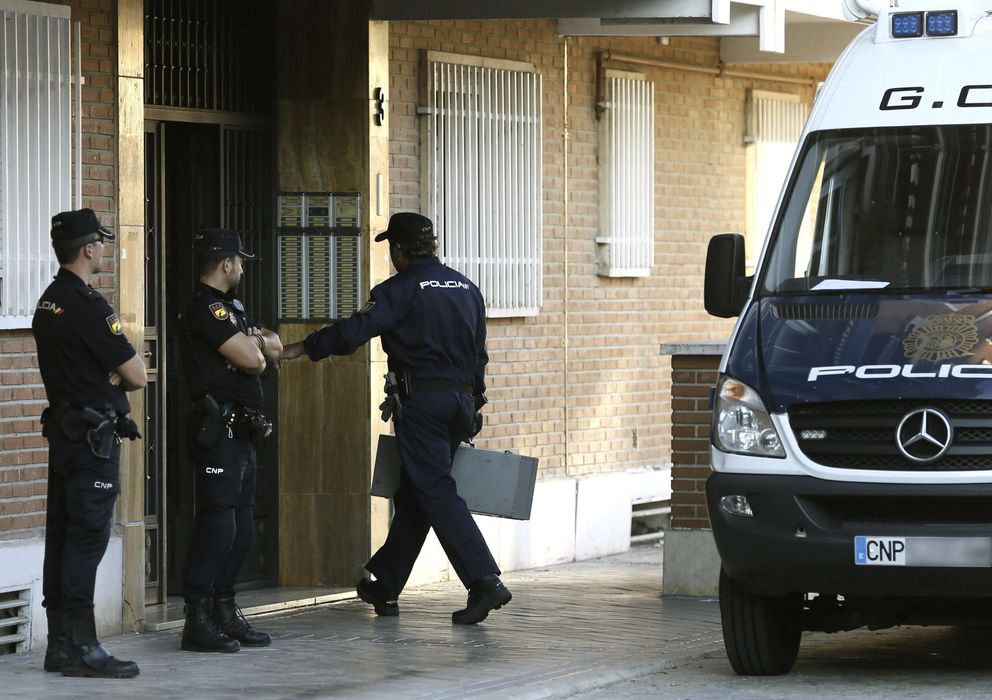 Foto: La Policía registra las viviendas del pederasta. (EFE)