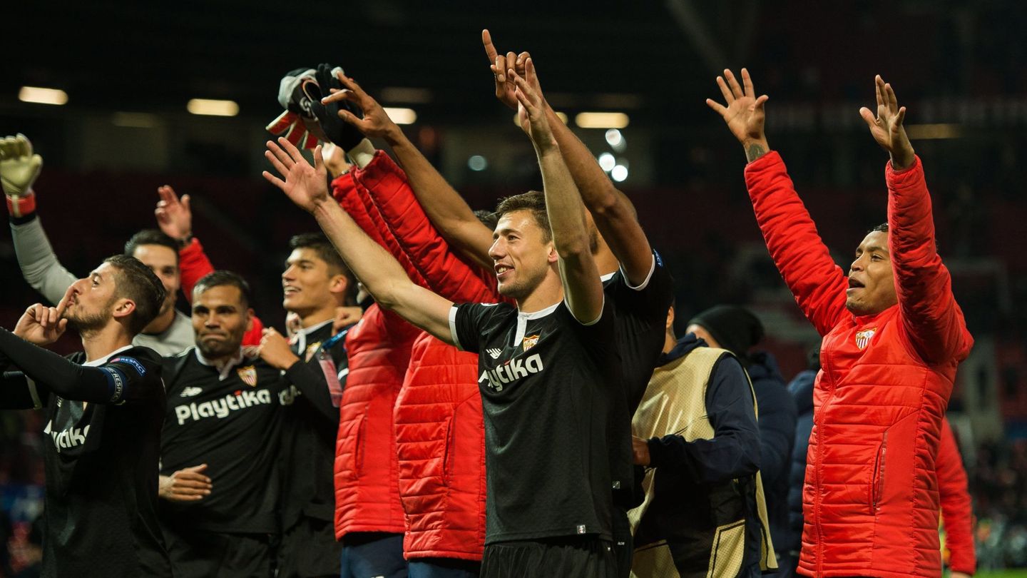 Los jugadores del Sevilla celebran su triunfo 2-1. (EFE)