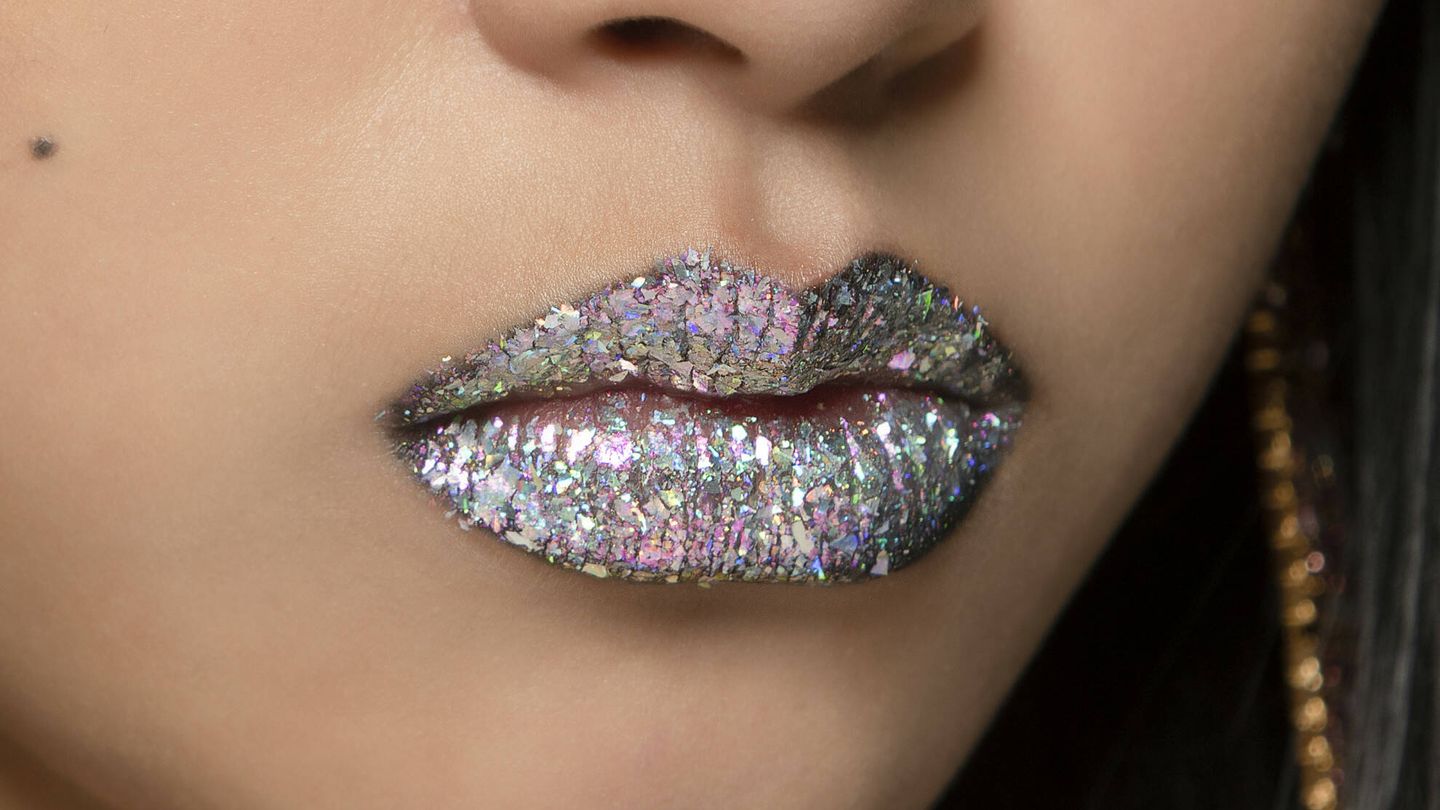 El glitter también se cuela en los labios. (Launchmetrics Spotlight)