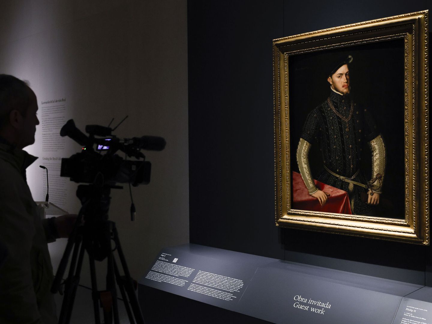 La primera obra invitada a la galería de las Colecciones Reales, el retrato de Felipe II que pintó Antonio Moro en 1549-1550. (EFE/Chema Moya)