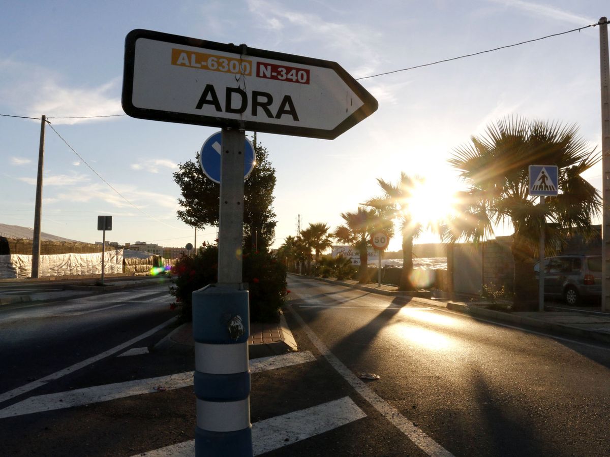 Foto: Entrada del municipio de Adra, en Almería. (EFE/Carlos Barba)