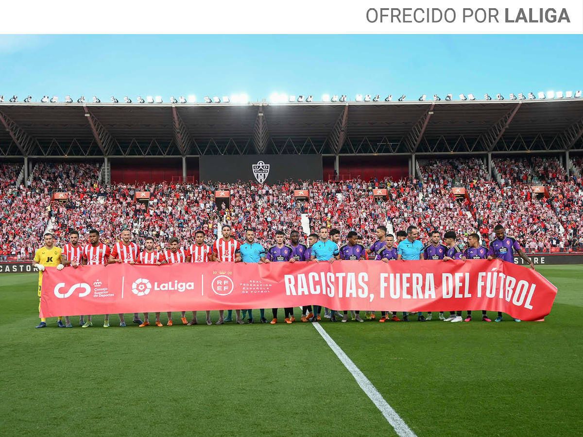 Foto: Los jugadores de la UD Almería y del Real Valladolid sostienen la pancarta contra el racismo en su partido de esta última jornada. (LaLiga)