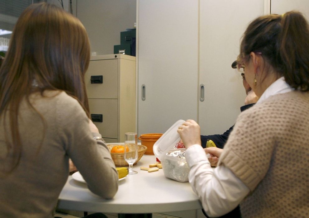 Foto: Varias personas aprovechan para comer en un receso en sus trabajos. (Efe)
