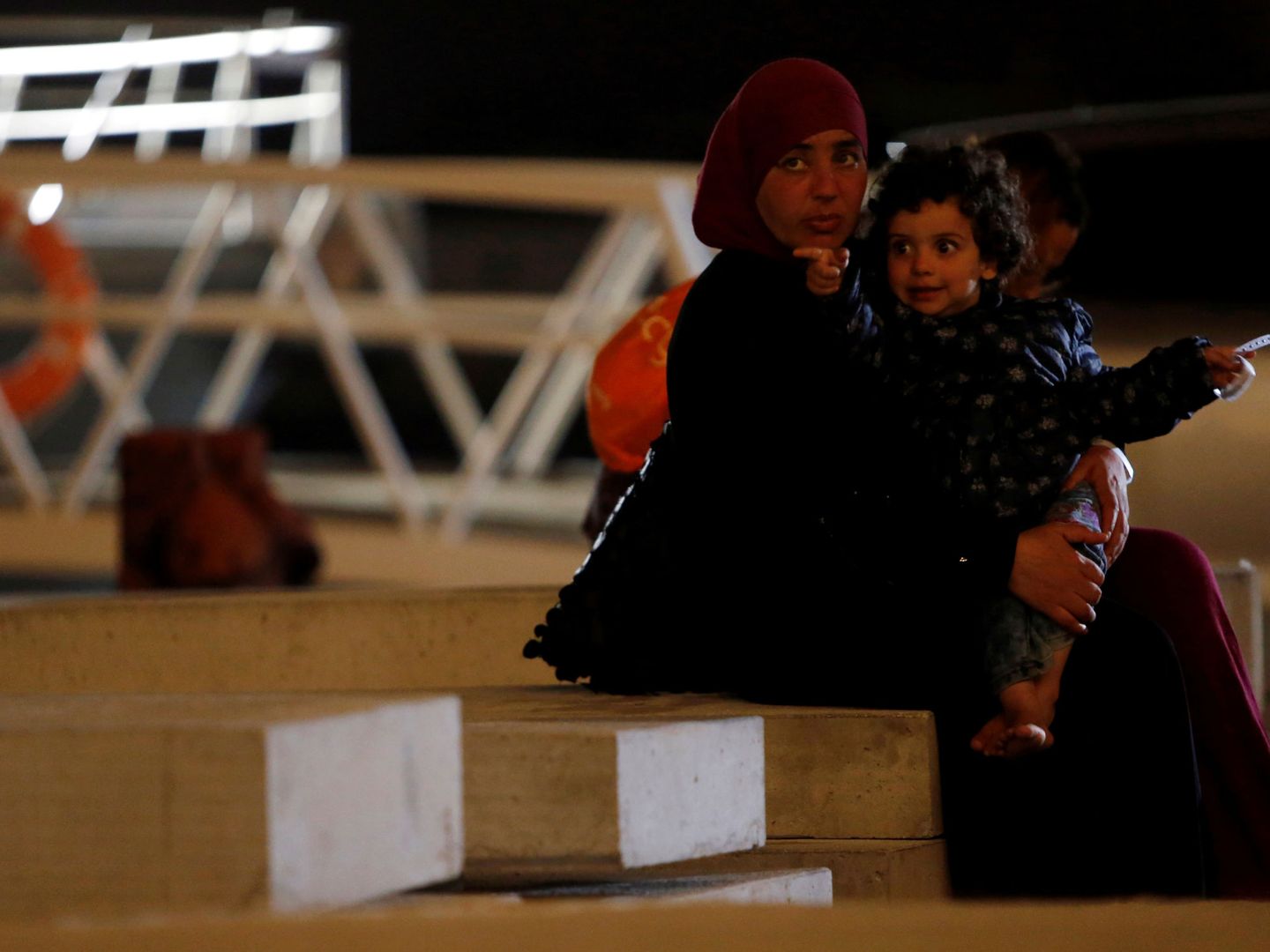 Migrantes rescatados del mar desembarcan en Malta. (Reuters)