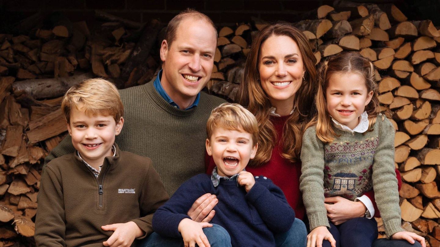 Los duques de Cambridge, con sus hijos. (Matt Porteous / Palacio de Kensington)
