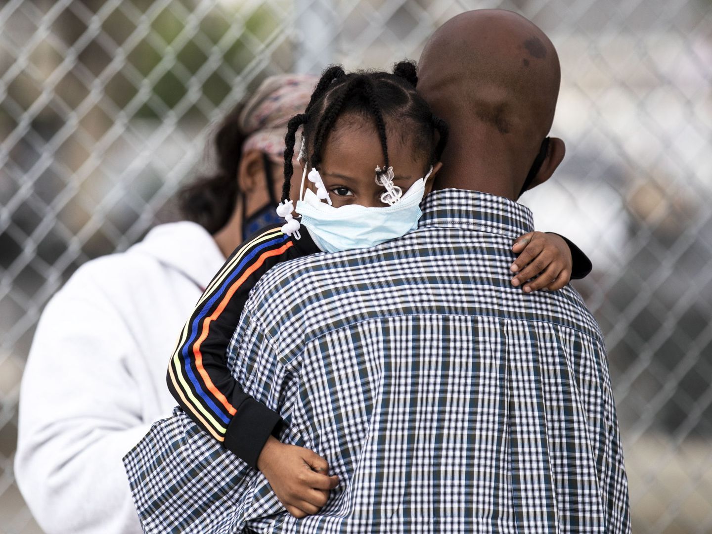 Una niña en brazos de su padre en Los Ángeles. (EFE)