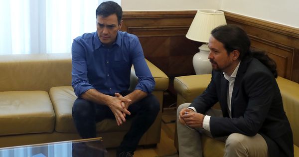 Foto: Los secretarios generales del PSOE, Pedro Sánchez (i), y de Podemos, Pablo Iglesias, durante el encuentro que mantuvieron esta semana en el Congreso. (EFE)