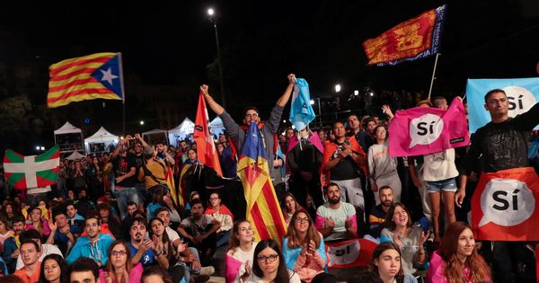 Foto: Los partidarios del sí se congregaron en la Plaza Cataluña al final de la jornada. (Reuters)