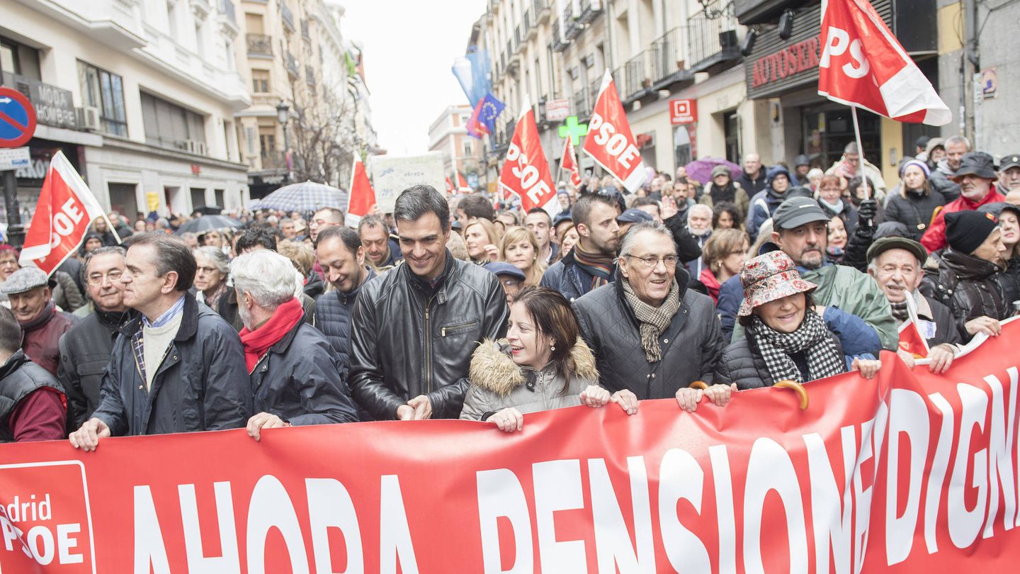 Pedro Sánchez y miembros de su ejecutiva, en la manifestación en Madrid por unas pensiones dignas, el pasado 17 de marzo. (Borja Puig | PSOE)