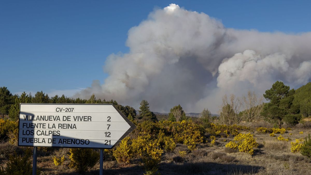 Varios municipios desalojados en Castellón y Teruel por un incendio de evolución "muy violenta"