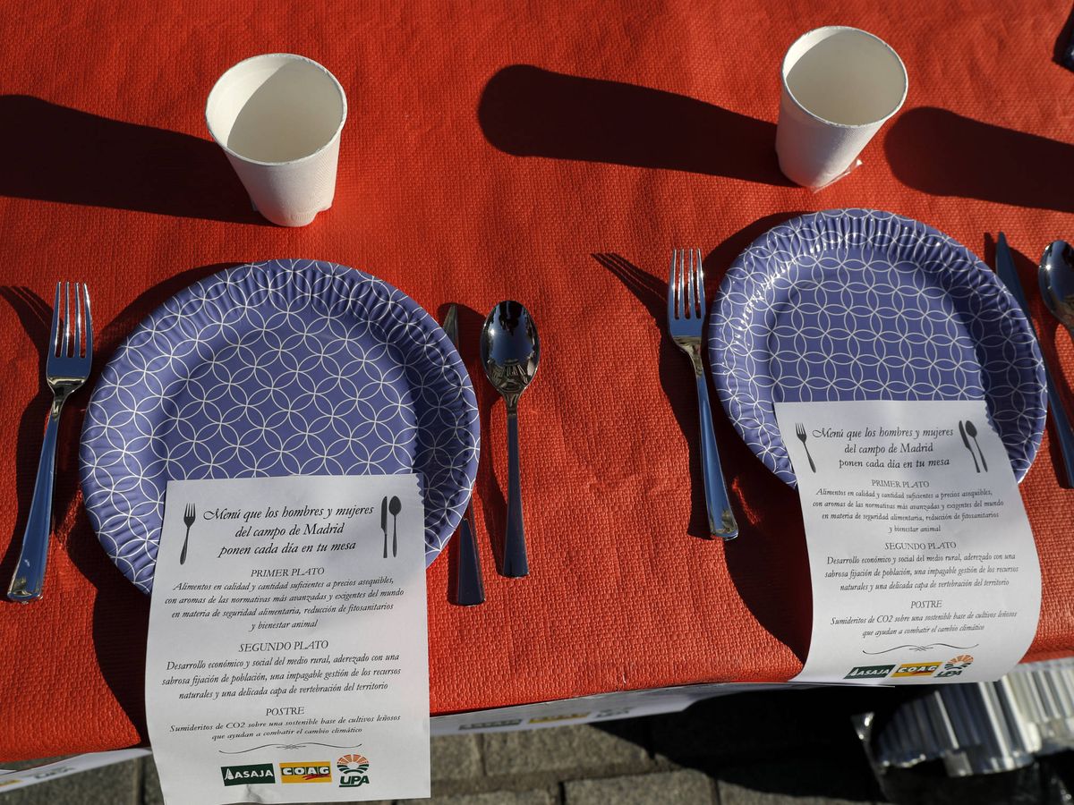 Foto: Dos menús con las reivindicaciones de los ganaderos y agricultores españoles el pasado 5 de febrero. (Reuters)