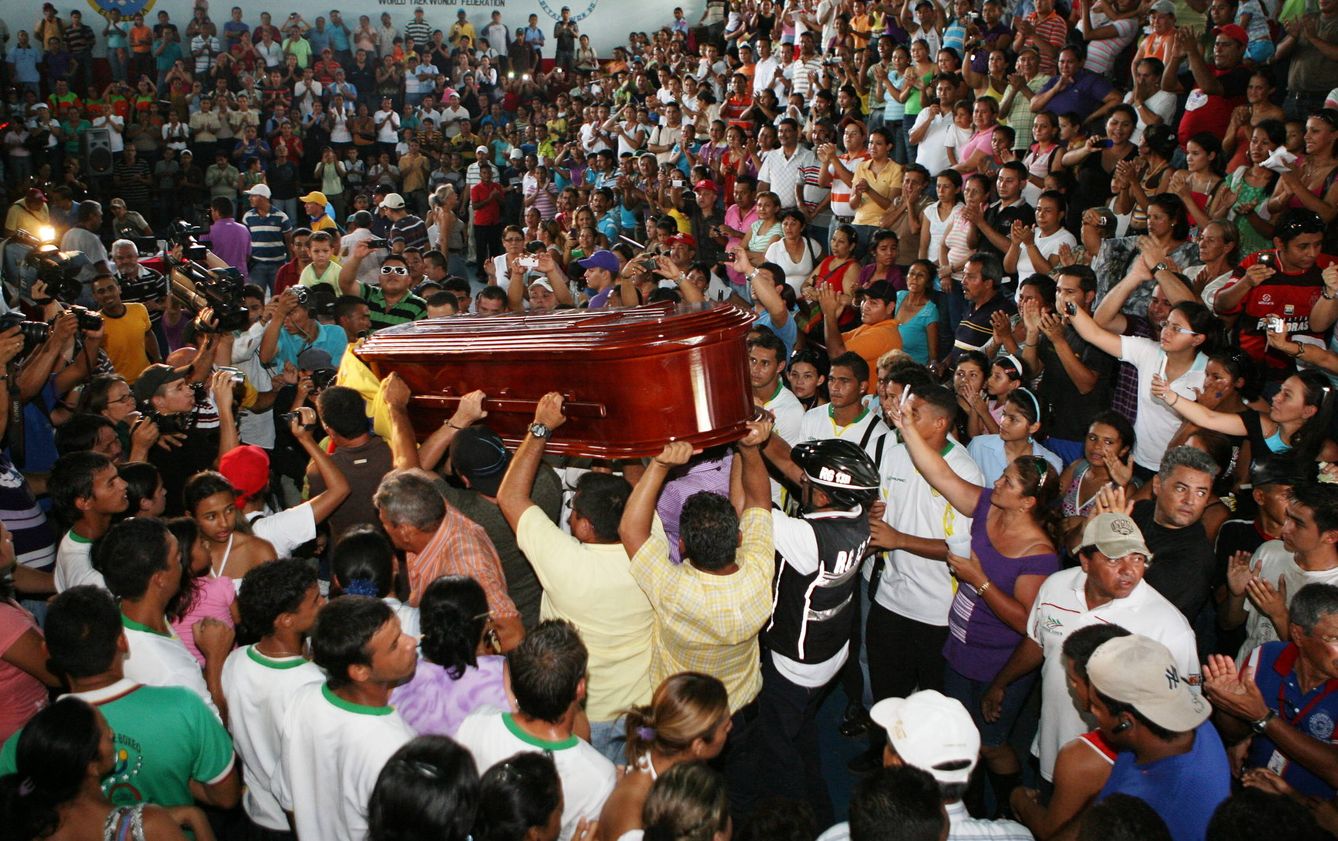 Cientos de personas asistieron en 2010 al entierro de Edwin 'el Inca' Valero. (EFE)