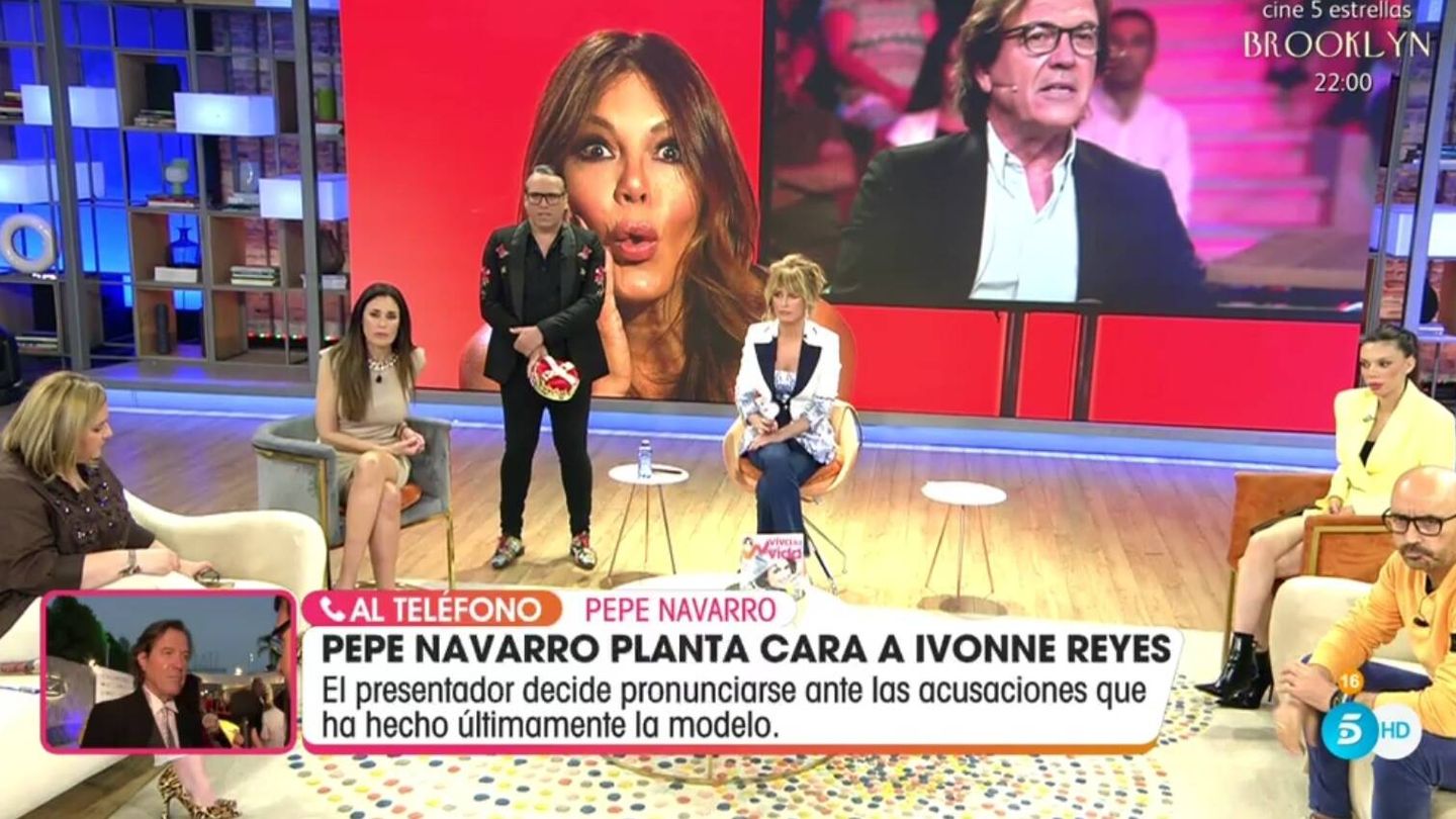 Emma García escuchando a Pepe Navarro. (Telecinco).
