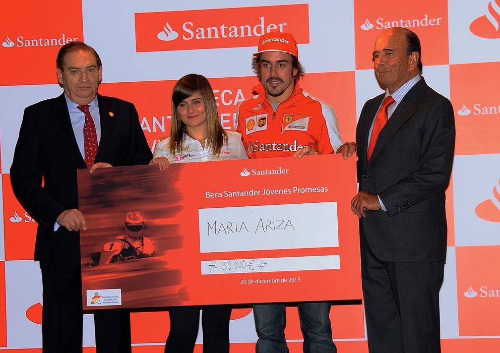 Foto: Marta Ariza recogiendo el cheque en manos de Fernando Alonso, Emilio Botín y el presidente de la RFEdA.