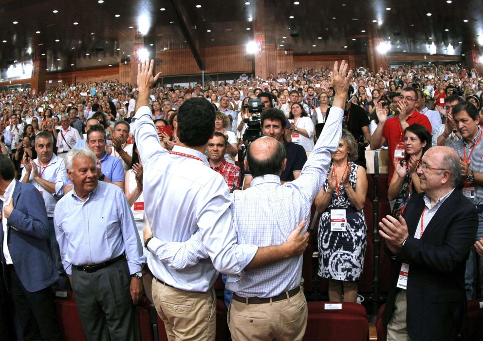 Foto: Pedro Sánchez y Alfredo Pérez Rubalcaba saludan a los asistentes al Congreso Extraordinario de la semana pasada. (Efe)