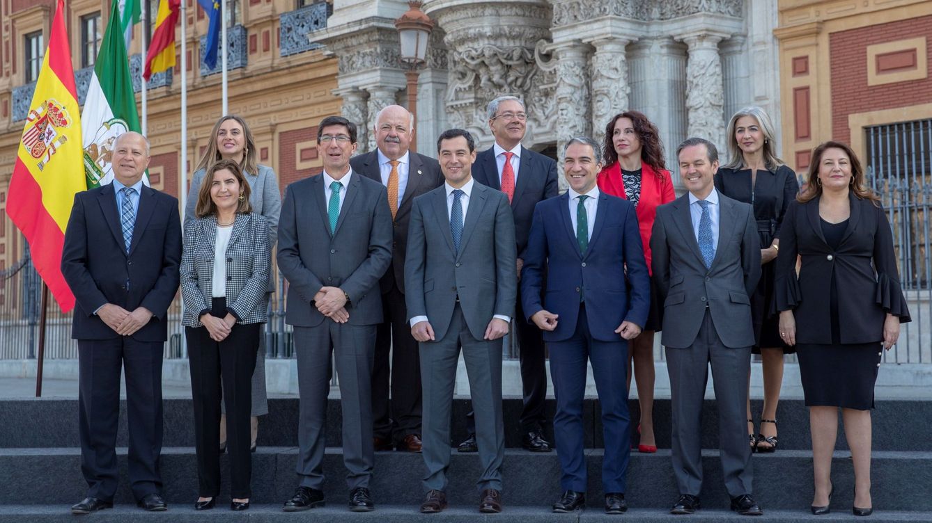 Foto: El presidente de la Junta, Juanma Moreno, posa ante el Palacio de San Telmo en Sevilla con los 11 consejeros del nuevo Gobierno andaluz de coalición PP y Cs tras el acto de toma de posesión. (EFE)