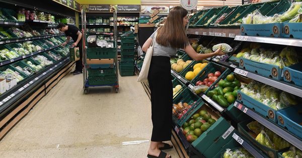 Foto: Una clienta compra fruta en un supermercado. (EFE)