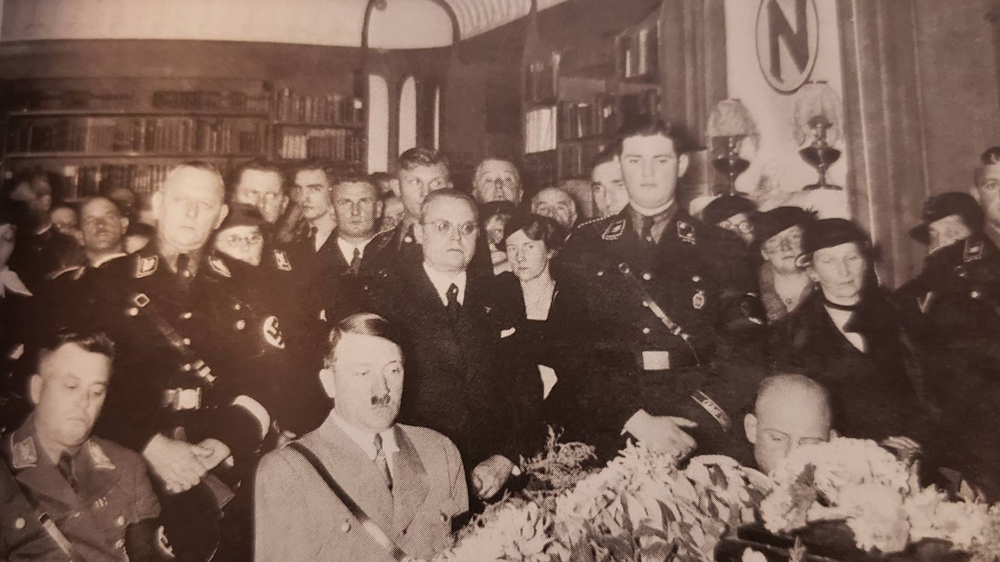 Adolf Hitler en el funeral de Elisabeth Förster-Nietzsche en 1935.