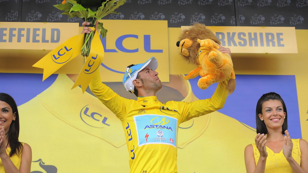 Nibali le regala el liderato del Tour a Vinokourov por su carta de reproche
