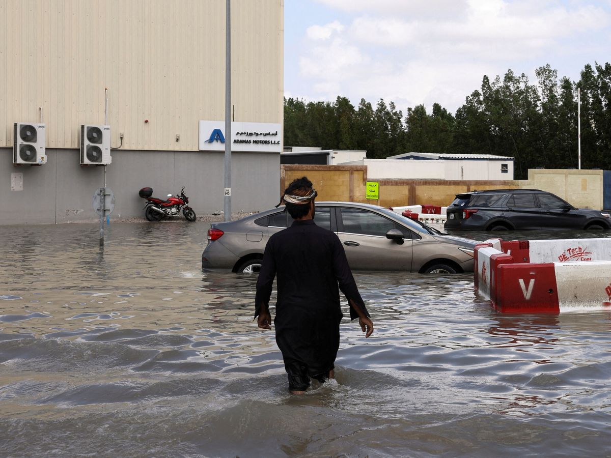 Foto: Qué es la siembra de nubes y por qué los meteorólogos dicen que no es la responsable de las inundaciones "bíblicas" en Dubái (REUTERS/Amr Alfiky)