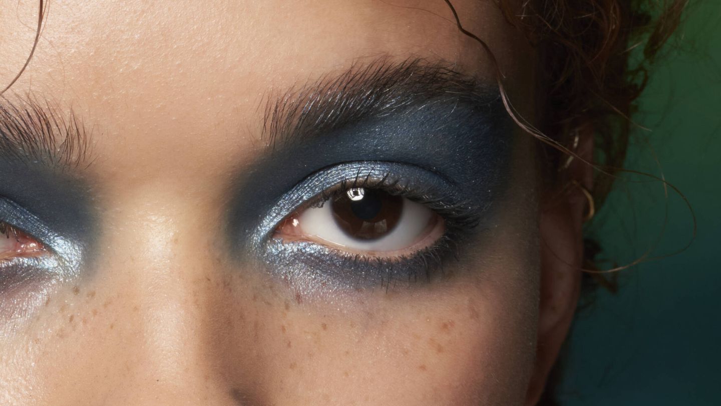 La sombra de ojos azul satinada regresa, convertida en una de las firmes tendencias para el 2022. (Imaxtree)