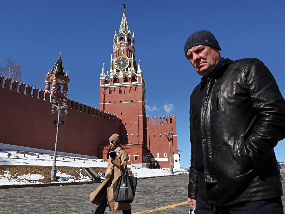 Foto: Ciudadanos caminan frente al Kremlin en Moscú. (EFE/EPA/Maxim Shipenkov)