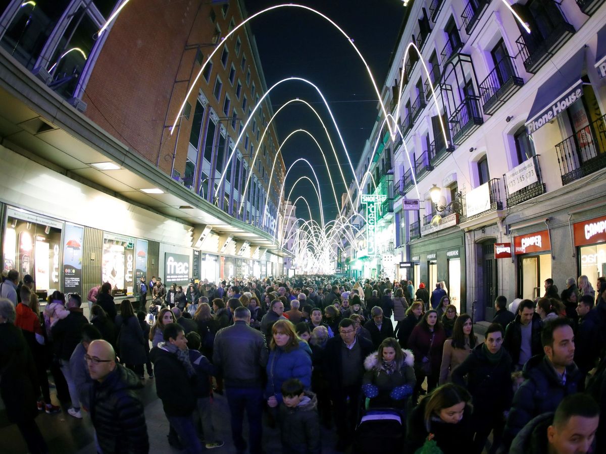 Foto: Tradicional vista de la calle Preciados de Madrid en Navidad. Este año, se prevé muy diferente. (EFE)