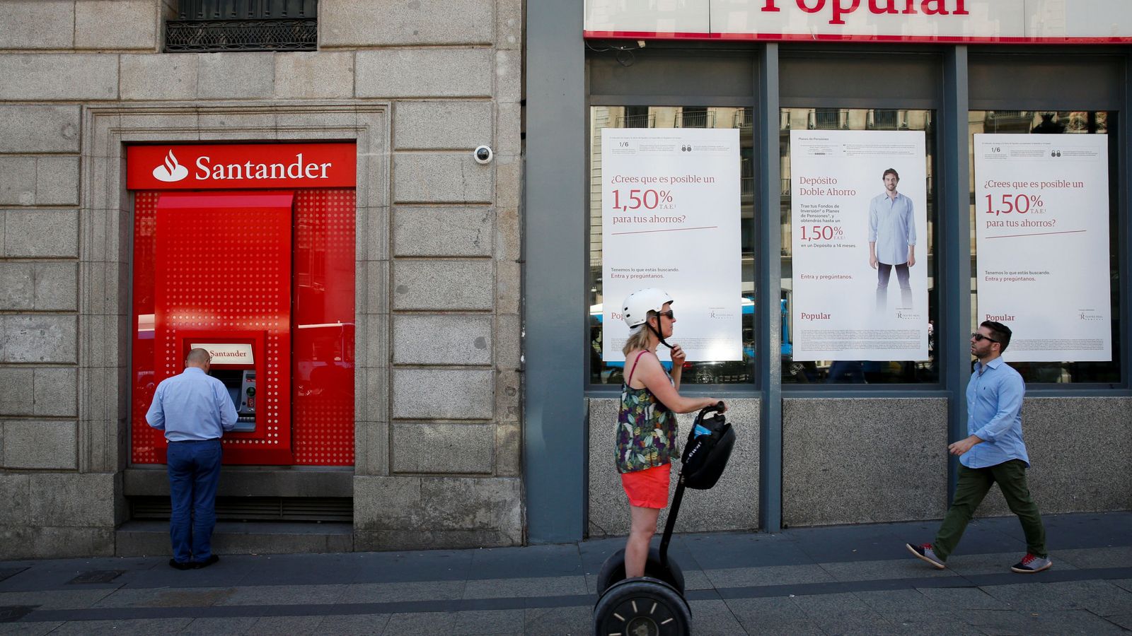 Foto: Una sucursal del Banco Popular junto a otra del Santander. (Reuters)