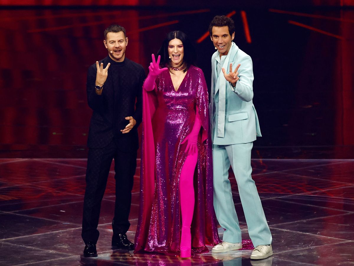 Foto: Los presentadores Alessandro Cattelan, Laura Pausini y Mika. (Reuters/Yara Nardi)