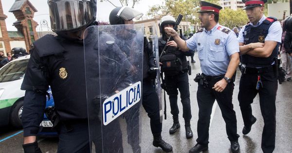 Foto: Agentes antidisturbios de la Policía Nacional y de los Mossos d'Esquadra discuten frente al Instituto Can Vilumara de L'Hospitalet de Llobregat. (EFE)