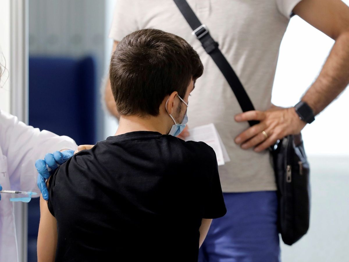 Foto: Un joven se vacuna en Valencia. (EFE)
