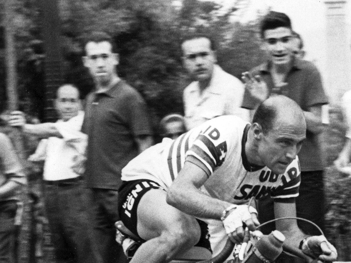 Foto: Miquel Poblet, el primer español en enfundarse el maillot amarillo del Tour. (EFE)
